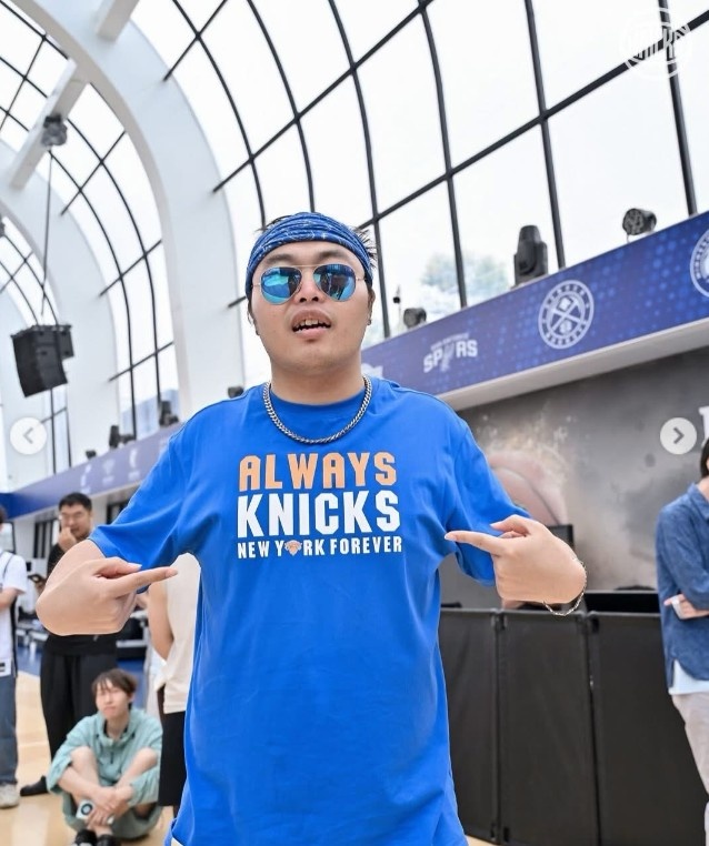 MK体育官方网站-联动上了!尼克斯晒在沪球迷线下观赛照:从上海到纽约 都是冠军
